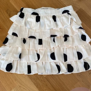 Kjol! - Säljer min jätte fina vit prickiga kjol från in the style, för liten för mej! Storlek uk 10-M men sitter som S då jag själv är M och inte passar mig längre! Kontakta vid intresse