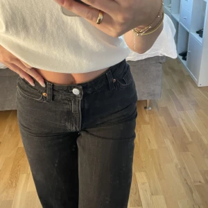 Monki jeans  - Svarta monki jeans som är raka i benet, priset kan vi diskutera, för fler bilder är det bara att skriva 🤗💕