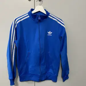 Adidas kofta i bra skick samt knappast använd. Storlek xs/ ungefär 165-170cm. Säljer då den ej passar.