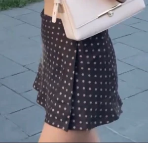 Prickig minikjol - Säljer denna supersnygga prickiga minikjol perfekt för sommaren!! Säljer även toppen till (kolla bland mina andra annonser) 💕💕🌸 Mörk brun med ljusrosa prickar