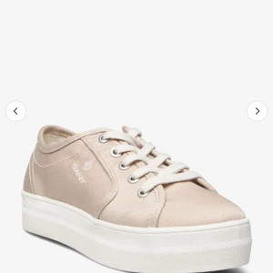 Gant Leisha Sneaker  - Märkesskor som finns i både strl 38 och 39. De är ganska nya, strl 38 helt oöppnad men strl 39 använd 3-4 gng. De är helt nya, ren o fina, inget fel med dem och till bra pris.