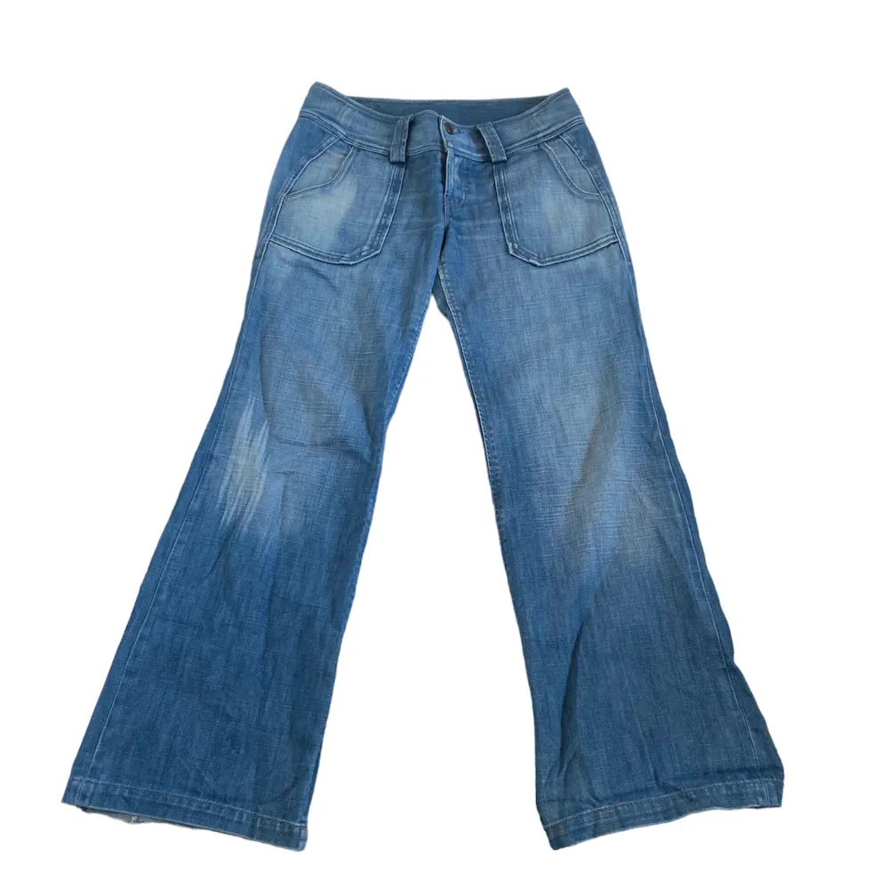 Jättefina lågmidjade jeans från Diesel med nice detaljer och baggy passform. Läs måtten nedanför innan ni ställer frågor om längden. Innerbenslängd: 76 cm. Ytterbenslängd: 97 cm. Midjemått mätt rakt över: 43 cm. Jeans & Byxor.