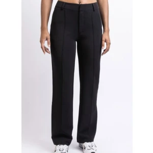 svarta mid waist kostymbyxor från madlady  - snygga mid waist kostymbyxor från madlady i storlek S. Skriv om du vill ha bilder på hur dom sitter❤️byten kan vara intressant 