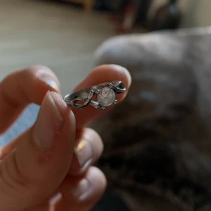 Silver ring - En fin silver ring som är gjort av rostfritt metall. Säljer denna då jag fick den som present och har inte användning av den längre. Den är i jätte fint skick och är en fin assessorer :)