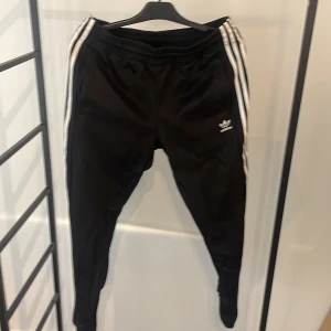 Sweatpants - Adidas sweatpants med knappar på sidan Storlek L Skick 8/10