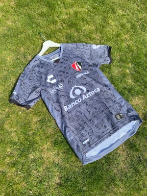 Atlas special edition tröja - Atlas special edition tröja från säsongen 2020-21. Tröjan är i ett mönster utformat av dödskallar. Storlek: extrasmall  Skick 9,5/10 Frågor? Skicka till mig! 