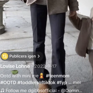 LÅGMIDJADE KOSTYMBYXOR  - Mörkgrå kostymbyxor med vita ränder, lågmidjade i storlek 34