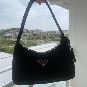 Väska - Säljer min fina märkes  inspirerade väska med bredare handtag. Väskan är i nyttskick!!