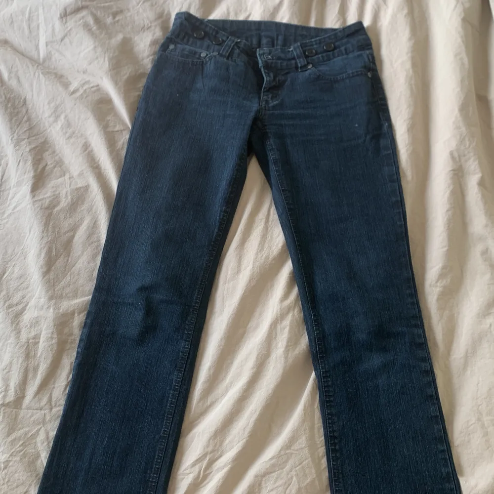 Jätte fina marin blåa jeans som jag säljer pga att dom inte kommer till användning, dom är sprättade längst ner men ser bara coola ut! Jag är 170 för referens. Köparen ansvarar för frakten !! Kontakta mig gärna om frågor 💖. Jeans & Byxor.