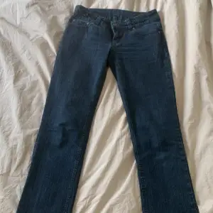 Jätte fina marin blåa jeans som jag säljer pga att dom inte kommer till användning, dom är sprättade längst ner men ser bara coola ut! Jag är 170 för referens. Köparen ansvarar för frakten !! Kontakta mig gärna om frågor 💖
