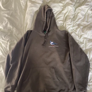 Anti Hero Hoodie - Säljer en mörkgrön hoodie från anti hero!  Storlek: L Skick: 9/10 (använde kanske 5 gånger)
