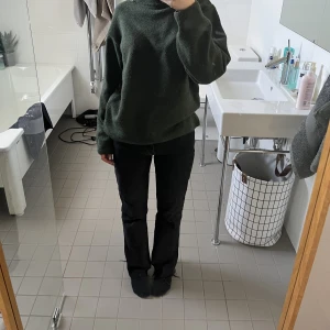 Jeans - Säljer dessa svarta jeans från BikBok, storlek W24 L32