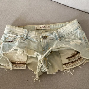 Lågmidjade shorts  - Säger dessa jättefina  Lågmidjade Shortsen från hollister aldrig använt! Väldigt lågmidjade. De är köpa för 300kr.  Det är en liten fläck på famsidan men försöker ju såklart tvätta bort innan skickas. Perfekt till sommaren!!  