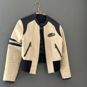 Skinnjacka  - Så jävla snygg skinnjacka frpn harley davidson! Köpt på second hand 🤍🤍budgivning om många är intresserad. (Den som vill lägga mest vinner)