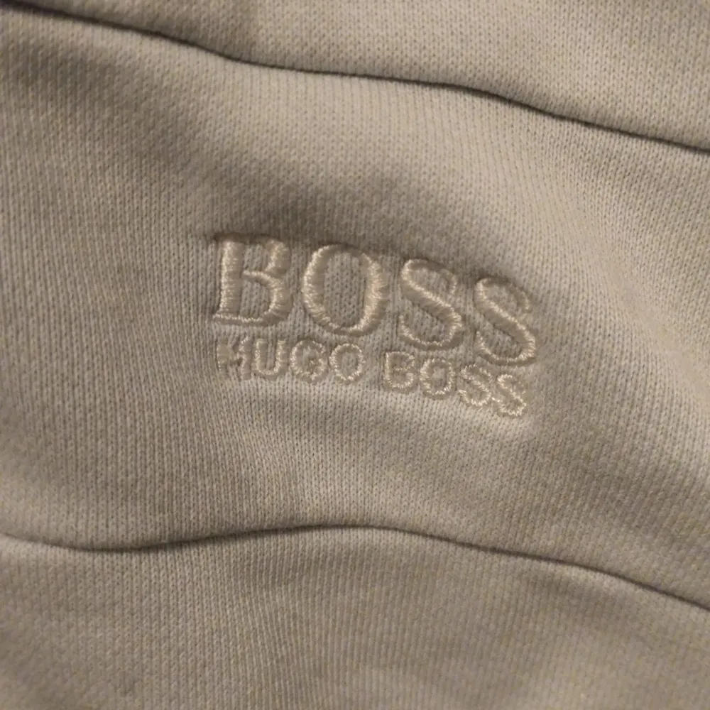 Hugo Boss Sweathshirt i fint skick. Storlek L . Hoodies.