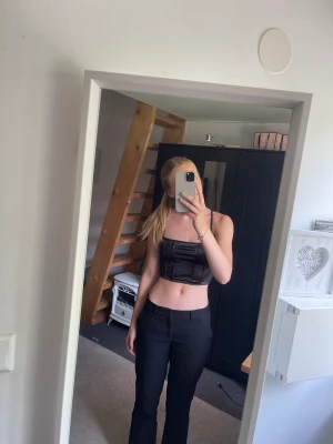 Svar festtopp - Fin festtopp med knytning i ryggen. Aldrig använd(lappen kvar) då det inte riktigt är min stil. (Där är även någon lös tråd)