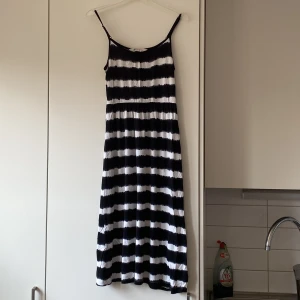 Sommarklänning - Gammal men fin sommarklänning hm i storlek 152. Pris kan diskuteras! Köparen står för frakten!⛅️