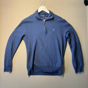 Ralph lauren halfzip - Skön Ralph lauren halfzip i marinblå färg. Pima cotton storlek S. Fint skick funkar perfekt nu mot sommaren. Fler frågor kontakta gärna!