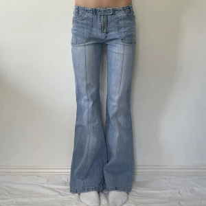 lågmidjade jeans - säljer fler lågmidjade jeans! midja:76+stretch innerben:82 😽 jag är 169 och w28 som referens