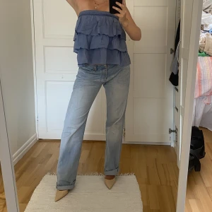 Levis jeans - Jättesnygga ljusa vintage Levis jeans som är lite slitna men fortfarande i gott skick. 