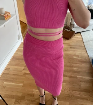Set från Zara - Rosa ribbat set från Zara! Toppen har snören som kan knytas runt, men går såklart att klippa av om man hellre har utan. Kjolen är midi-längd. Priset är för kjolen och toppen! 