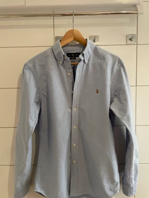 Ralp lauren skjorta - Tja! Säljer min Ralph lauren skjorta som är i nyskick! Köptes för 1400 men säljer för 600. 10/10 skick använd 1 gång!