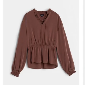 Blus  - Blus från Moa Mattssons kollektion med bubbleroom, storlek s 