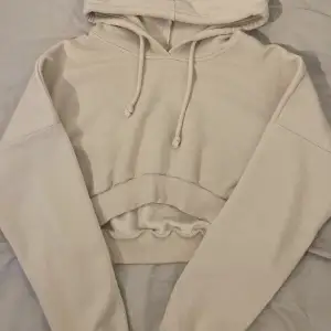 En croppad, beige hoodie som är så mjuk! Säljer den då jag inte får användning för den!💕