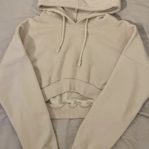 Croppad hoodie - En croppad, beige hoodie som är så mjuk! Säljer den då jag inte får användning för den!💕
