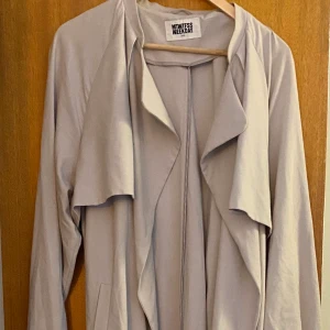 Weekday trenchcoat - Grå/beige oversize-kappa perfekt till svalare sommarkvällar! Fläckfri och i nyskick   