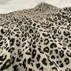 En leopard kjol i mycket bra skick! Använt ett fåtal gånger och säljer pga använder ej. Kom privat vid frågor💓 väldigt stretchig, så passar nog om man har en eller två storlekar större!(: