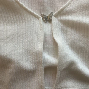 Fjäril top  - En jätte gullig fjäril topp som är så gulligt med ett linne under bara testat men kommer tyvärr inte till nån andväning🥹 