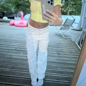 Vita jeans - Så fina låg midjans vita jeans!!  Nästan aldrig andvända