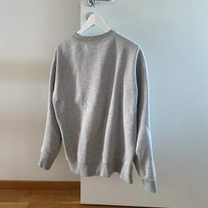 Säljer min grå tröja från J.Lindeberg, skick 9/10, ny pris 1100 hör av er vid frågor o funderingar