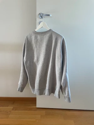J.Lindeberg crewneck - Säljer min grå tröja från J.Lindeberg, skick 9/10, ny pris 1100 hör av er vid frågor o funderingar