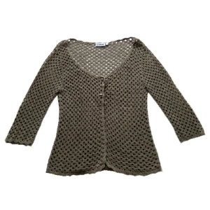 Grön virkad kofta - Supersöt kofta perfekt till sommaren. Storlek M men passar även midre⭐️ skriv för frågor och bilder💗