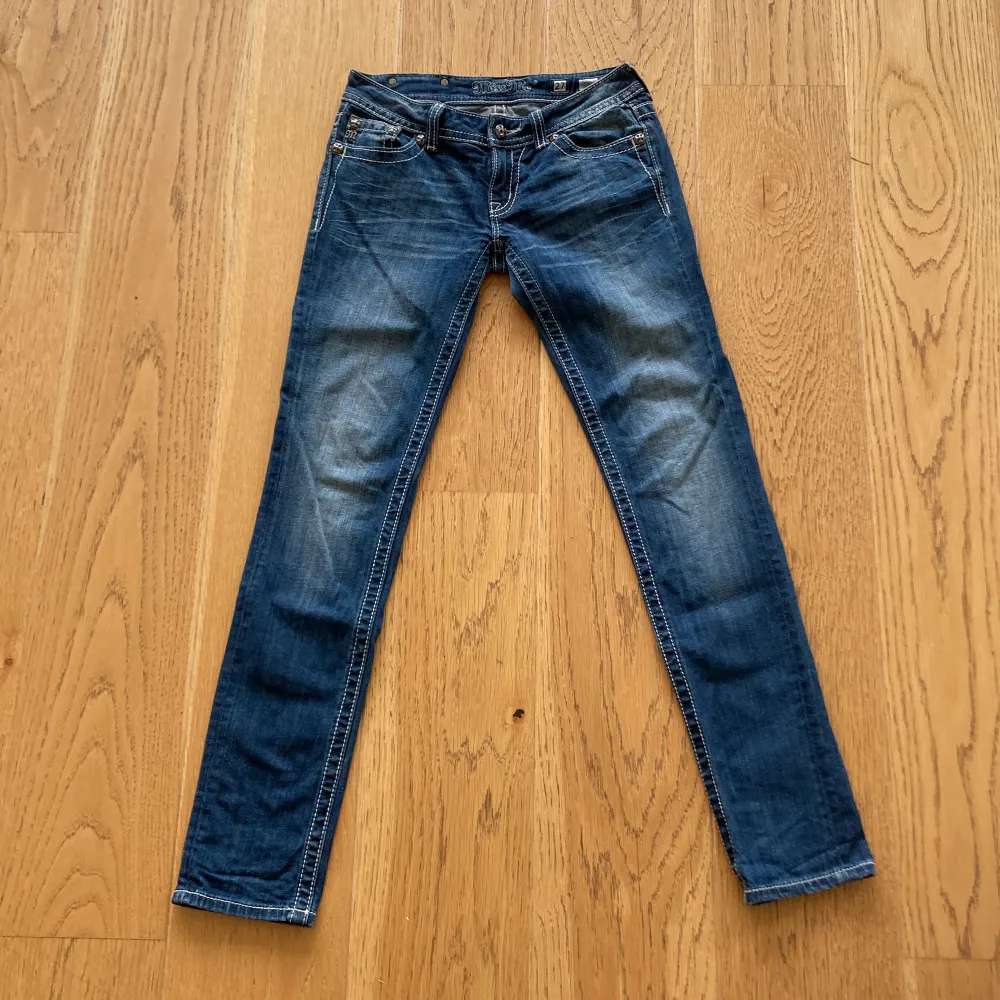 Supersnygga jeans från Miss me.   Strl 27. (Modell JP6048s)  Midja: 39 cm Innerben: 83 cm. Jeans & Byxor.