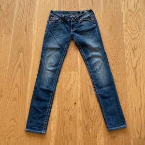 Supersnygga jeans från Miss me.   Strl 27. (Modell JP6048s)  Midja: 39 cm Innerben: 83 cm