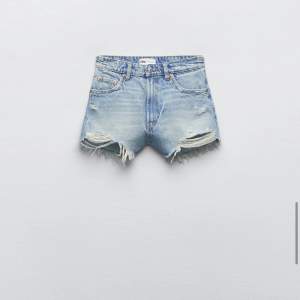 Jag säljer mina ljusblåa zara shorts med slitningar. Säljer då de är lite för små. Storlek 34, passar xs/s. Köpte för 329kr Säljer för 230+ frakt. 💕💕💕 