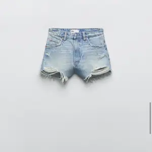 Jag säljer mina ljusblåa zara shorts med slitningar. Säljer då de är lite för små. Storlek 34, passar xs/s. Köpte för 329kr Säljer för 230+ frakt. 💕💕💕 
