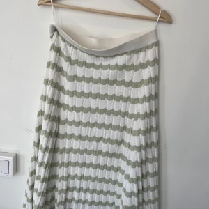 By Malina kjol: ”Hollow Skirt Minty Breeze Stripe”  - Grönmönstrad stickad viskoskjol från By Malina. Sparsamt använd och inga synliga defekter, säljer då den inte används hos mig och förtjänar ett nytt hem 🌼