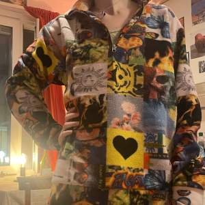 cool tröja med flera intryck. storlek s unisex. superfin och bekväm i fleece! 