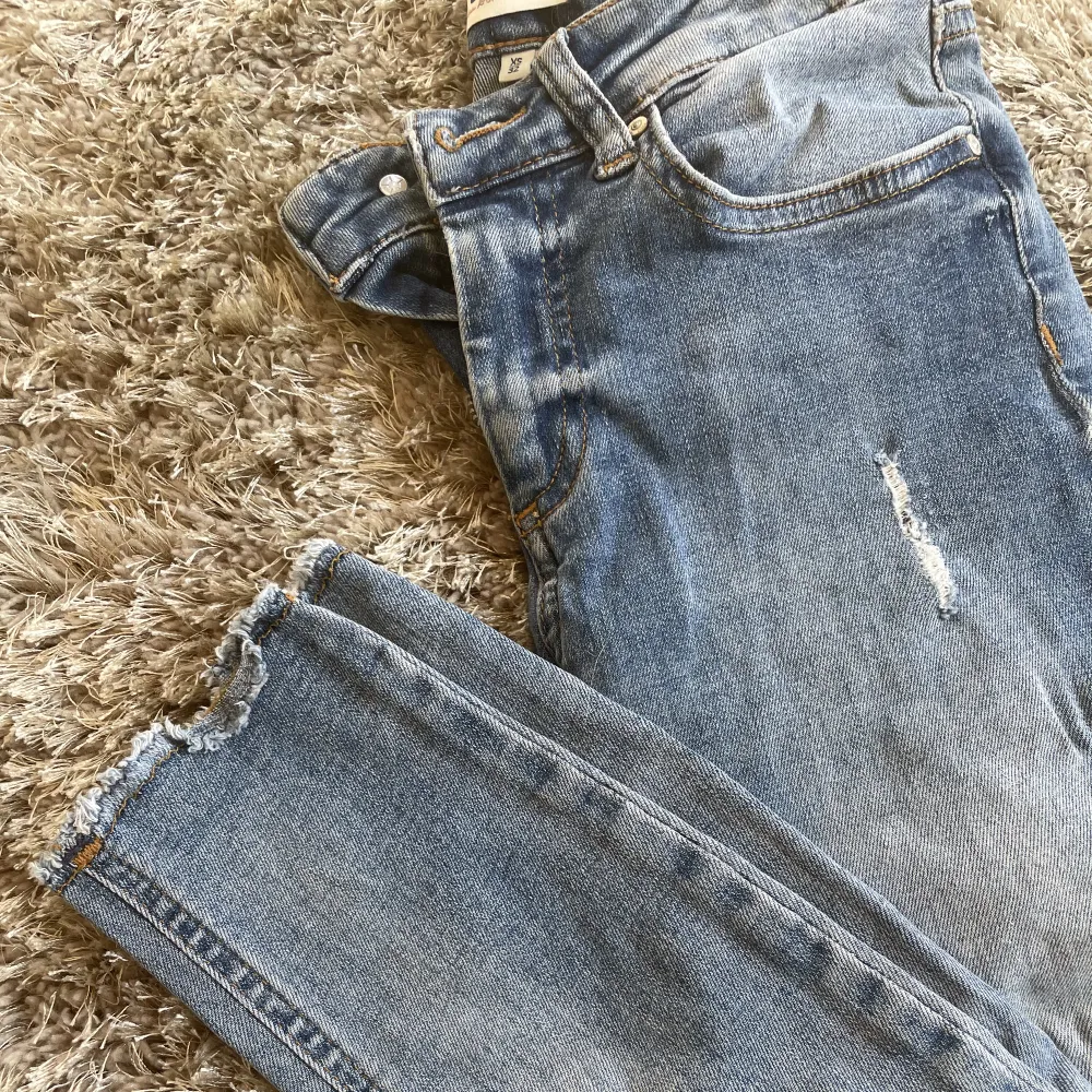 Snygga jeans från Only! Mid waist skinny Snygg tvättad denim Storlek XS, längd 32 Superstretshiga och sköna att ha på sig🩵. Jeans & Byxor.