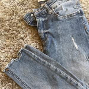 Snygga jeans från Only! Mid waist skinny Snygg tvättad denim Storlek XS, längd 32 Superstretshiga och sköna att ha på sig🩵