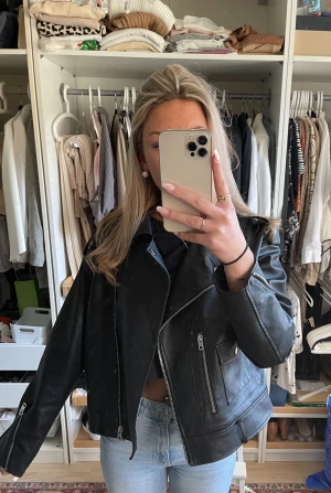 Skin jacka - Säljer denna super fina ”fake” skinnjackan då den inte kommer till användning❤️‍🔥 Frakt ingår! Pris kan diskuteras