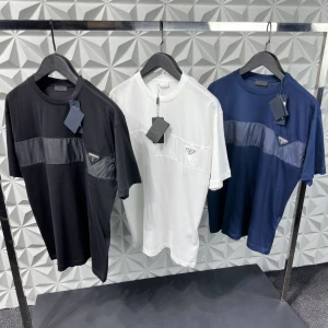 Prada T-shirts  - Hej säljer Prada t-shirts, det finns etiketter på dem, finns i storlek S M L XL och kan mötas i Stockholm.