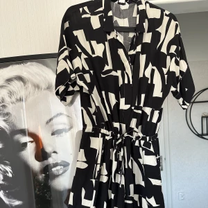 Byxdress  - Byxdress från MONKI storlek S