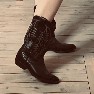 Cowboy boots  - Så snygga trendiga cowboyboots i äkta läder! Jättefint till kjol och klänning nu i sommar. Köpta second hand, finns det slitningar längst fram, men annars i bra skick! Kan inte hitta storleken, men jag har nästan alltid storlek 39 och de passar bra på mig
