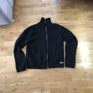 Vintage Björn Borg zip - Stickad vintage Björn Borg zip i bra skick. Storlek L men skulle säga att den passar M också. Hör av dig om du har några frågor eller vill ha fler bilder!