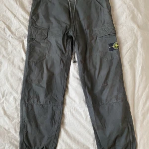 Supreme x SI Cargos - Cargobyxor i fint skick från Supreme och Stone Island. Storlek w36. Säljes pga flytt, hängt i garderoben senaste åren.